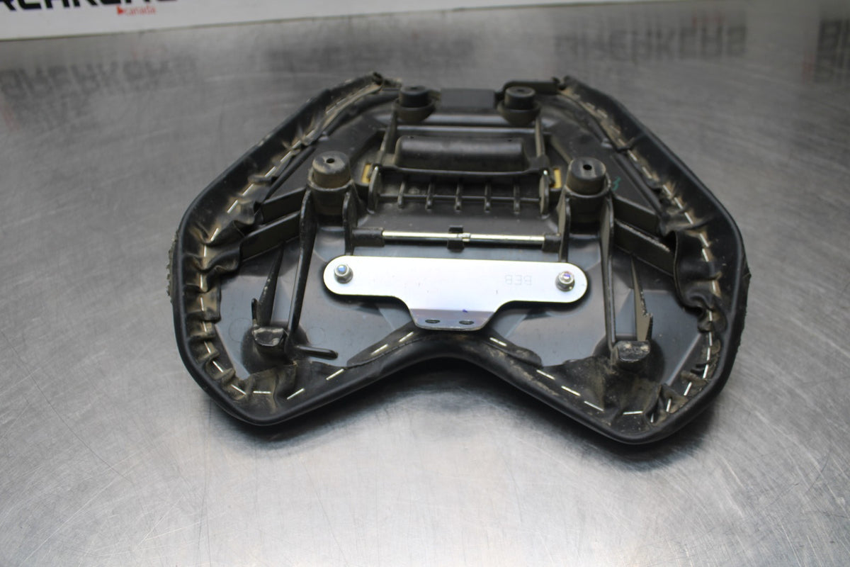 22-25 YAMAHA YZF R7 FRONT DRIVERS SEAT PAD SADDLE PILLION BB769-B