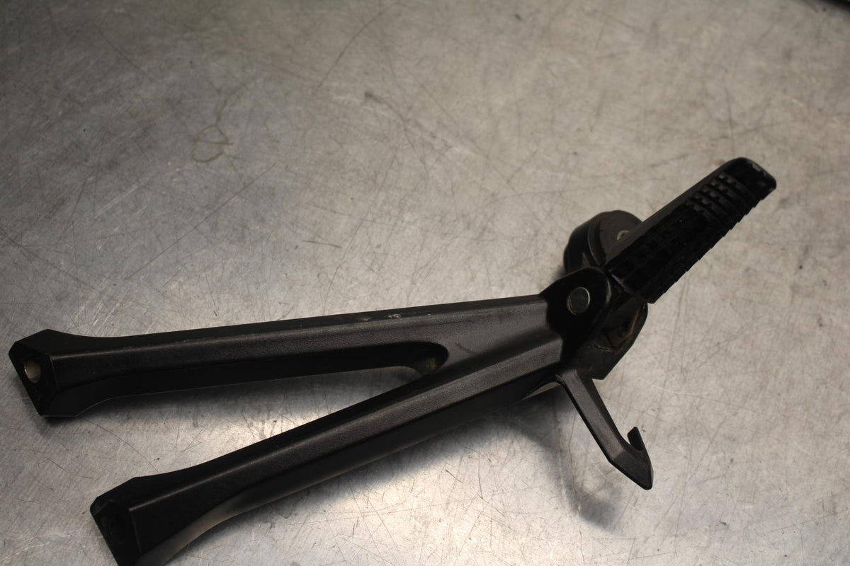 2011 Suzuki GSXR600 REAR BACK PASSENGER PEG SET PAIR BB602