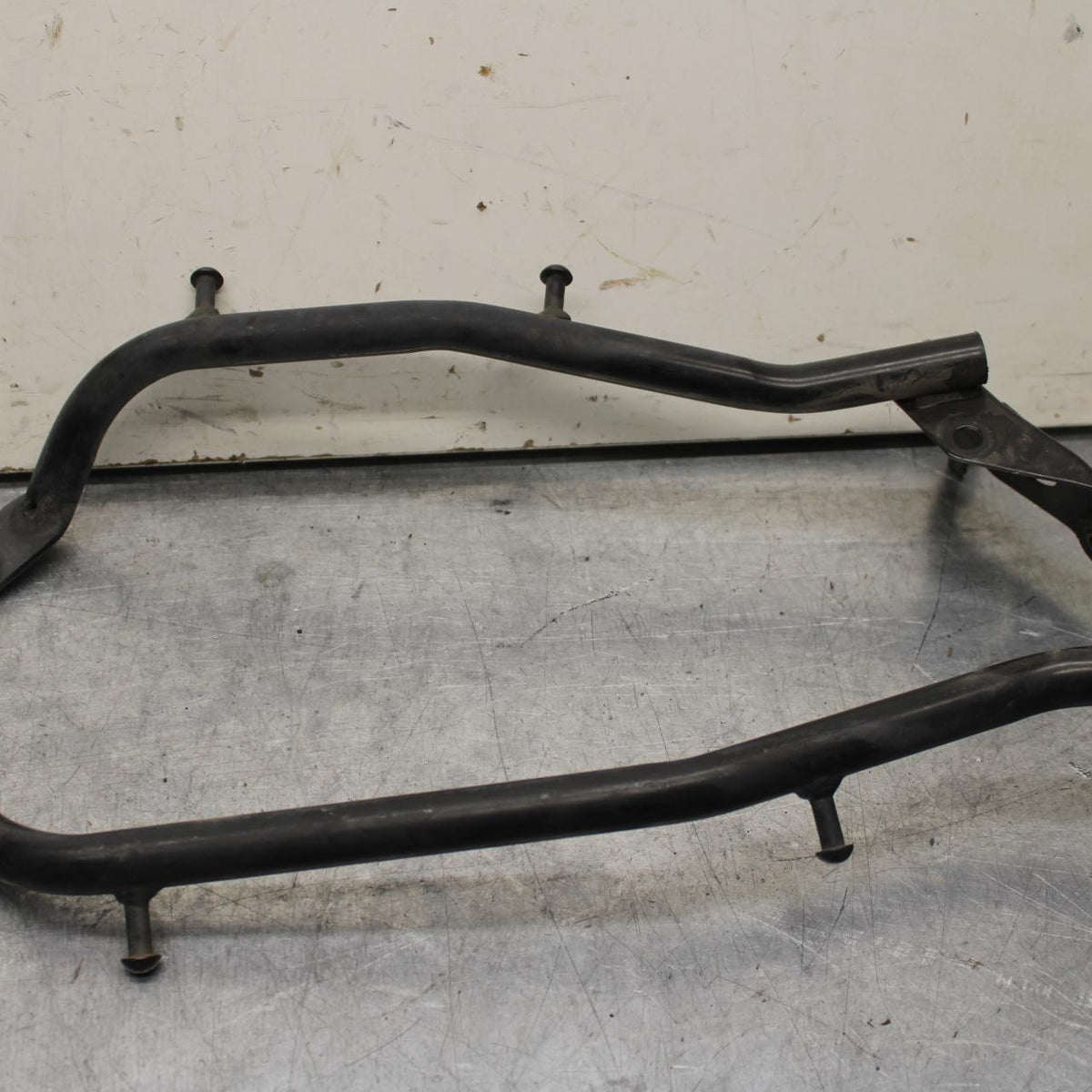 04-09 SUZUKI GS 500 FH GS500F PASSENGER REAR SEAT GRAB BAR HANDLE SET BB97