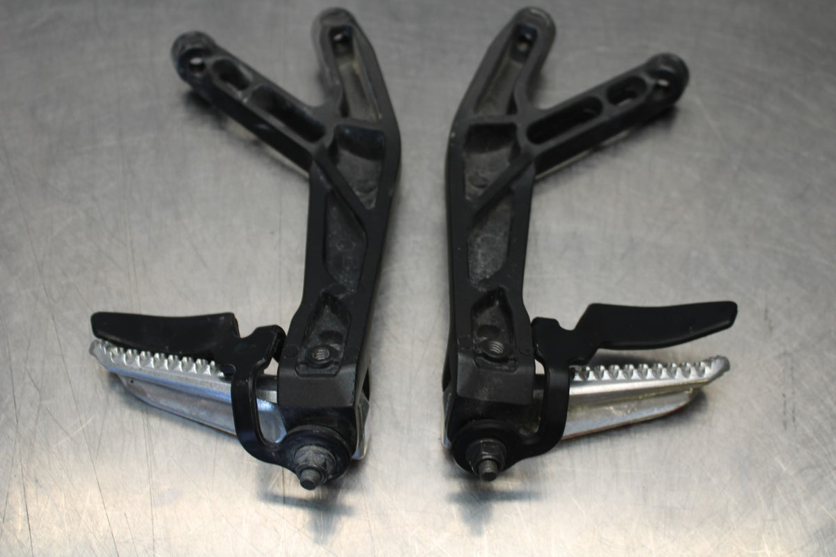 22-25 YAMAHA YZF R7 REAR BACK PASSENGER PEG SET PAIR BB182