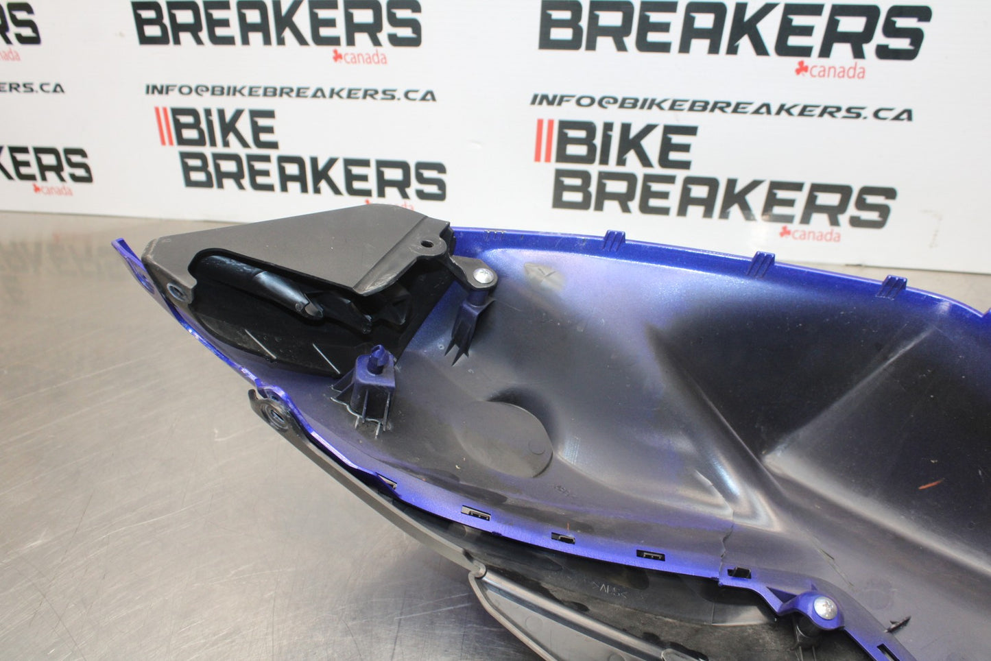 23-24 YAMAHA MT-07 RIGHT FRONT UPPER MID SIDE FAIRING COWL PLASTIC BB194