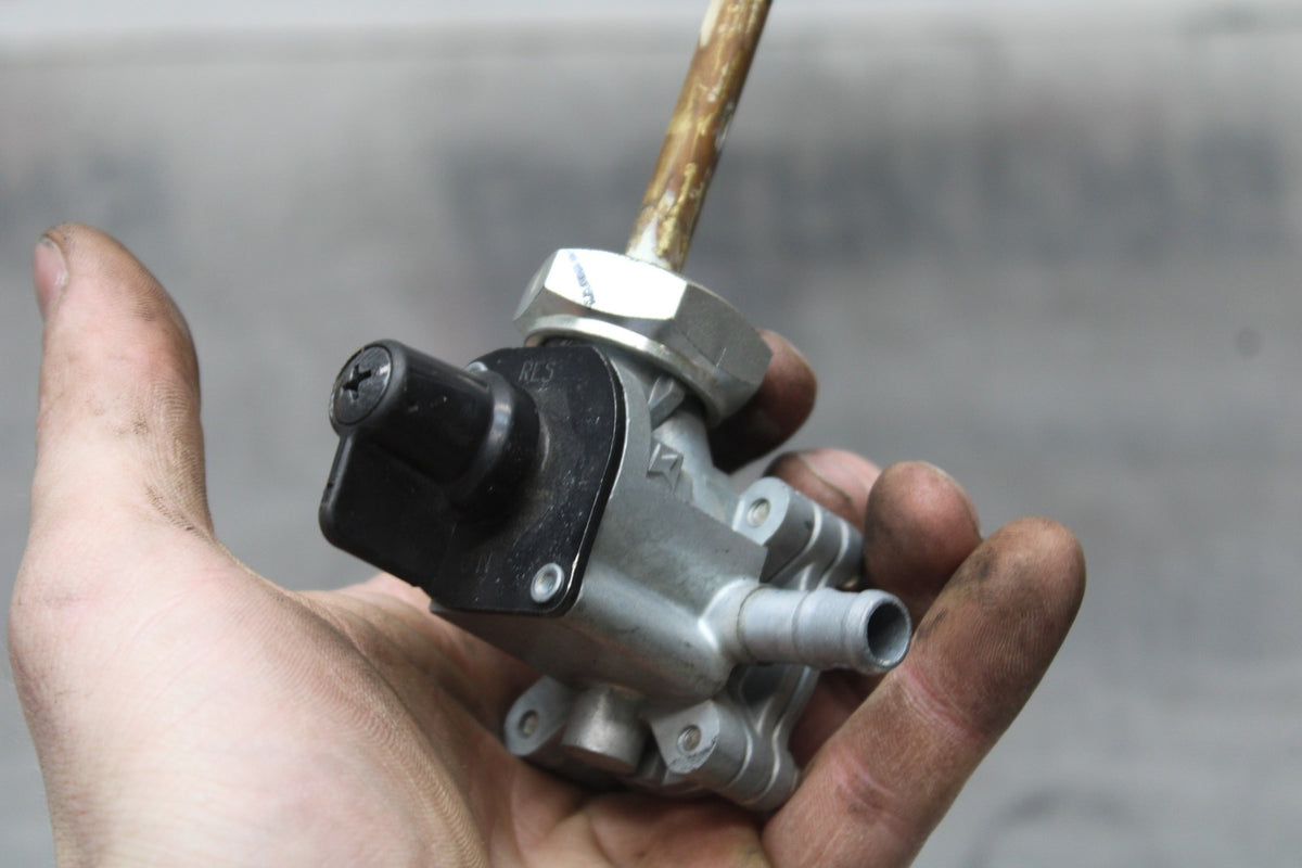 07 HONDA VTX1300R GAS TANK FUEL PETCOCK BB825
