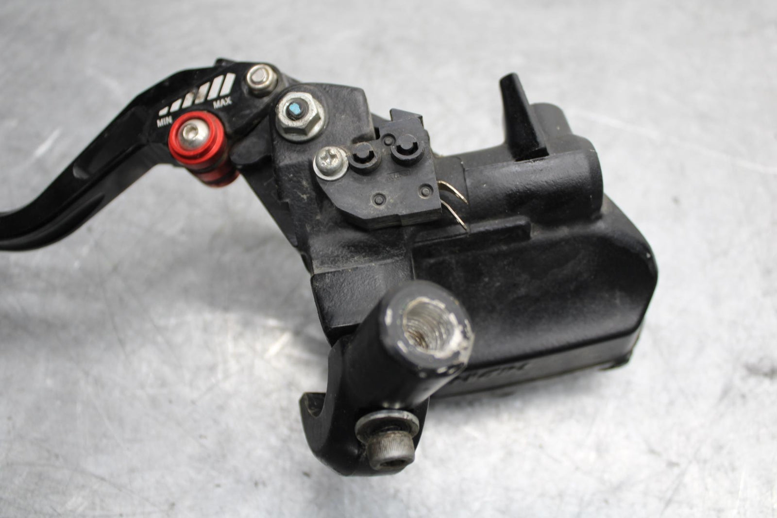 17 KAWASAKI Z900 ZR900 FRONT BRAKE MASTER CYLINDER w/ LEVER 43015-0703 BB549