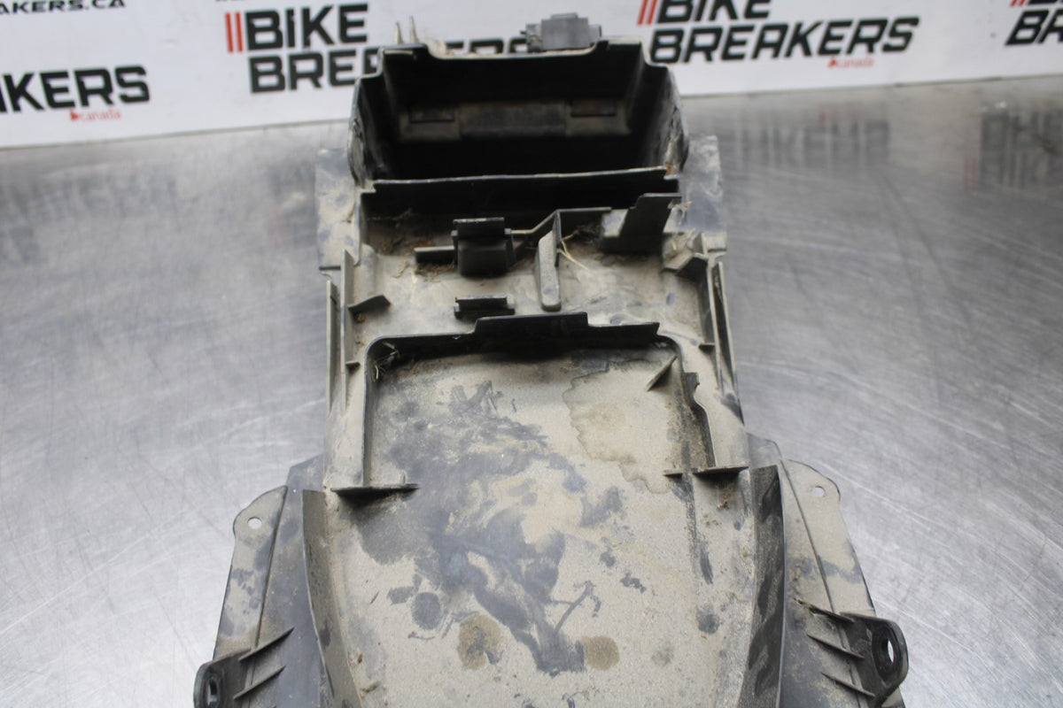06 SUZUKI SV650S REAR BACK TAIL UNDERTAIL BATTERY TRAY PLASTIC BB783