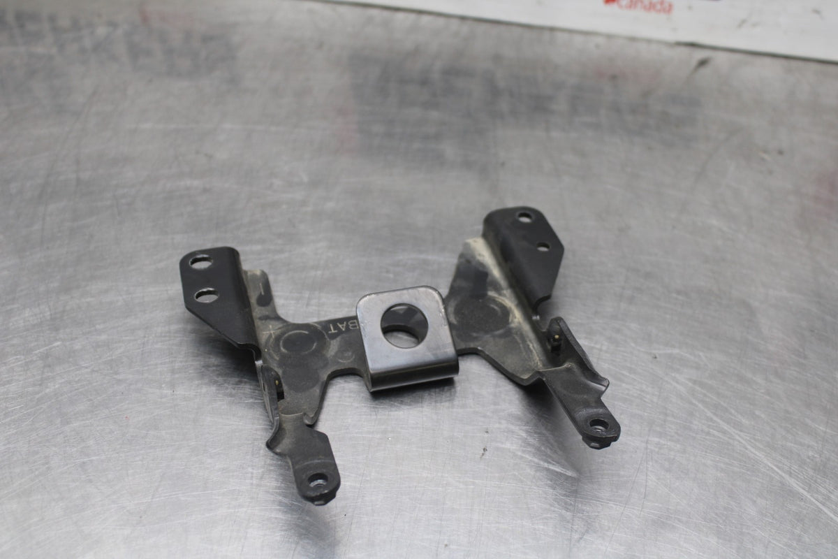 23-24 YAMAHA MT-07 FRONT SEAT MOUNTING BRACKET MOUNT BB927