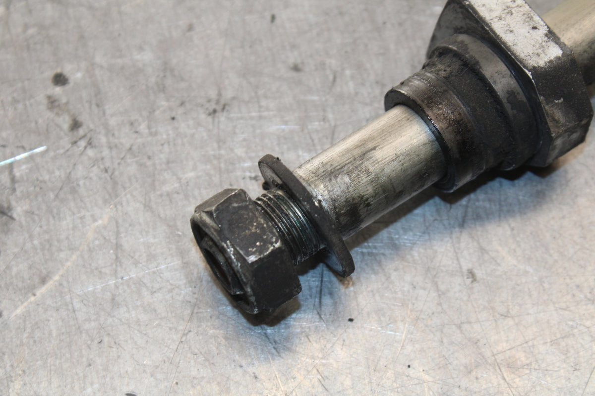 07-08 TRIUMPH DAYTONA 675 REAR AXLE BACK WHEEL RIM PIVOT BOLT AXEL BB685