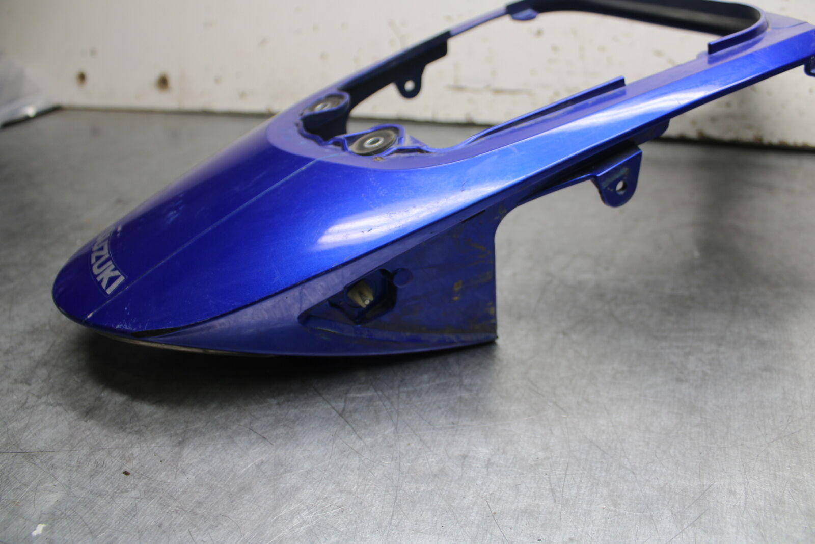 08-10 SUZUKI GSXR 600  CENTER REAR BACK TAIL FAIRING COWL BB101