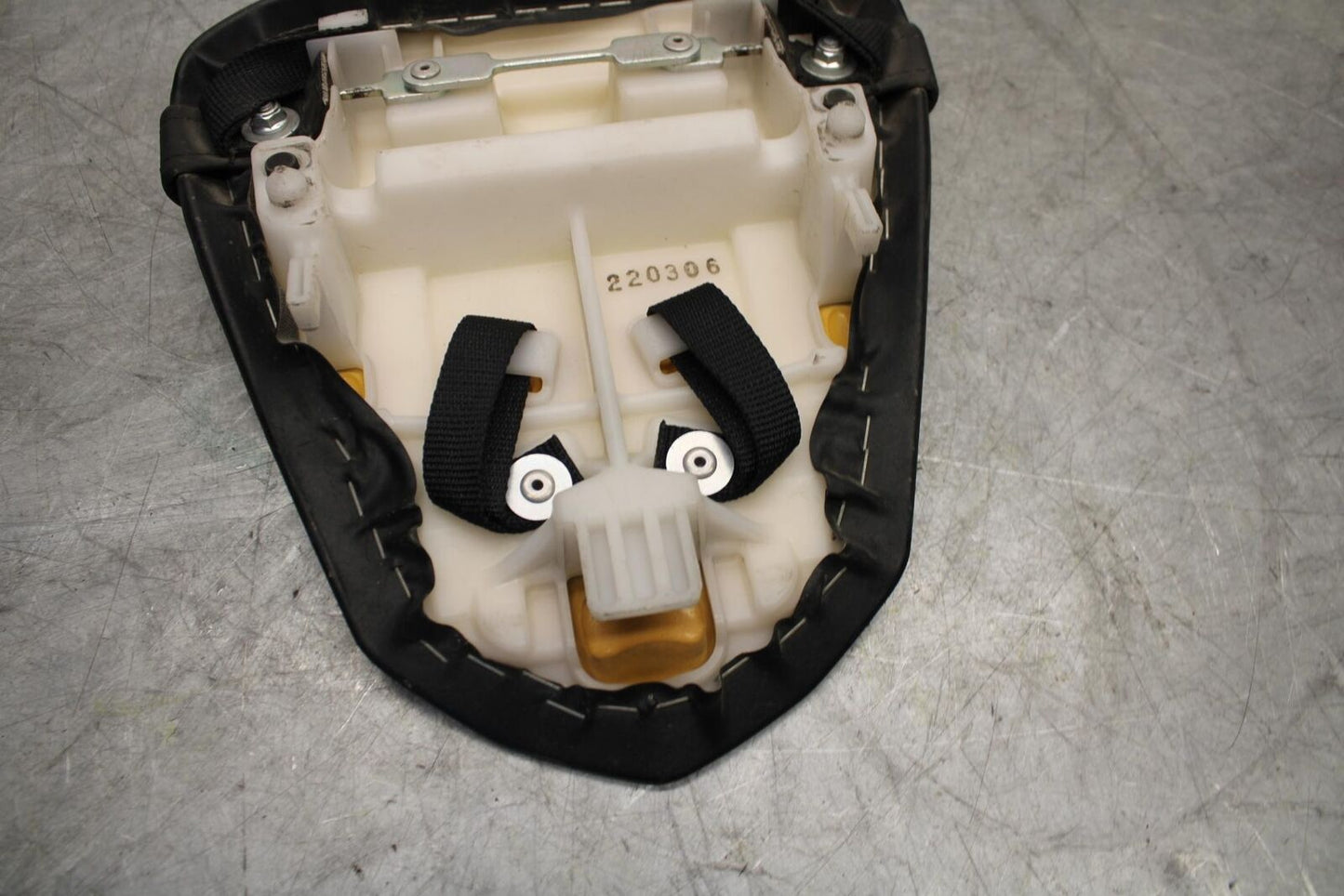 2009 Yamaha YZF R6 REAR BACK PASSENGER TANDEM SEAT PAD SADDLE PILLION BB532