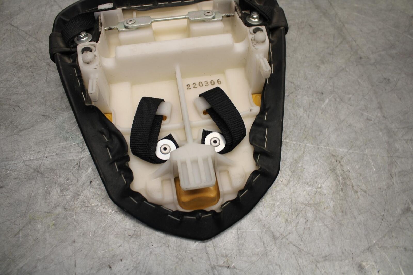 2009 Yamaha YZF R6 REAR BACK PASSENGER TANDEM SEAT PAD SADDLE PILLION BB532