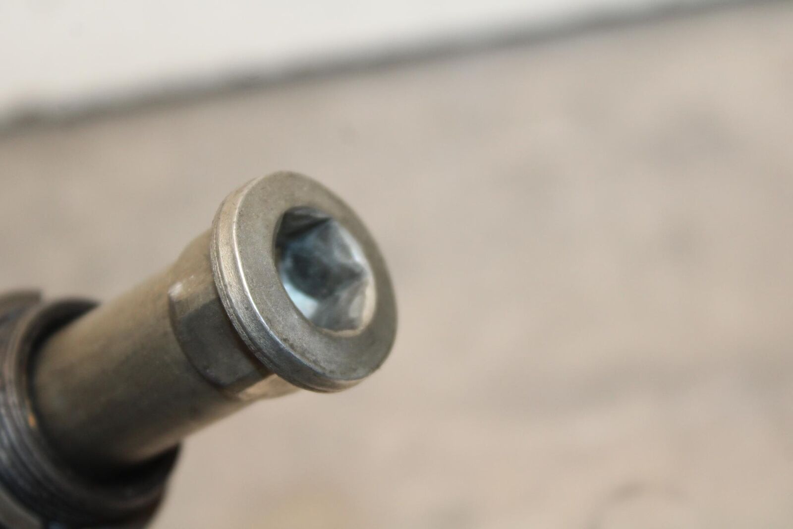 09-12 KAWASAKI NINJA ZX6R REAR BACK SWINGARM BOLT SUSPENSION PIVOT AXLE BB617