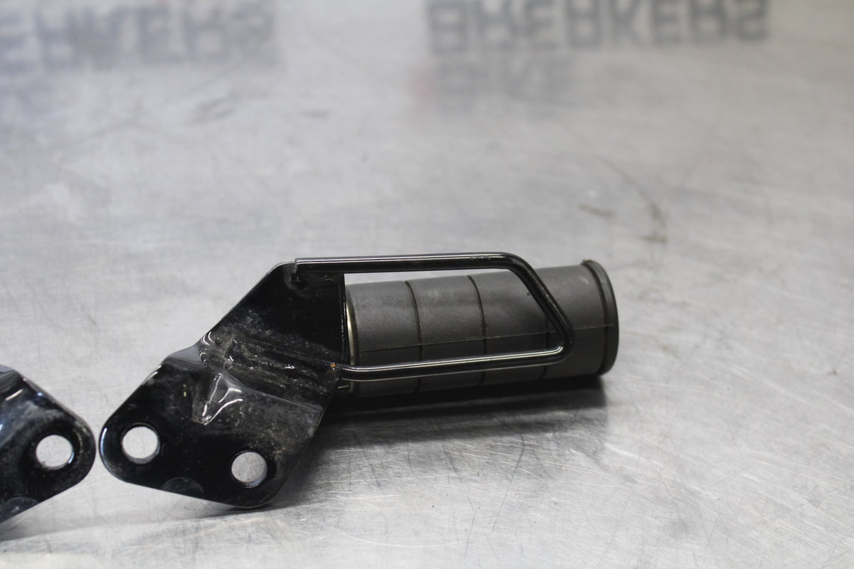 07 SUZUKI BOULEVARD M50 REAR PASSENGER FOOT STEP PEG SET BB897