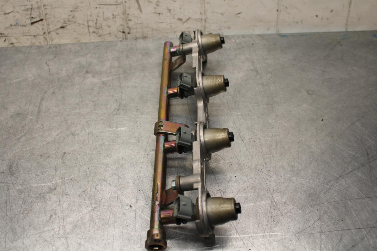 2006 Honda CBR600RR SECONDARY FUEL INJECTORS TOP AIRBOX GAS RAIL BB63