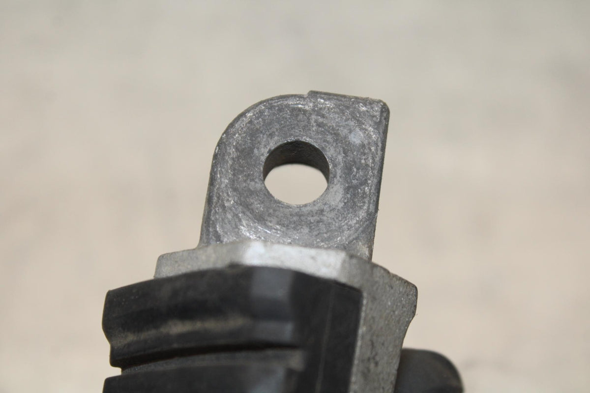 84-86 KAWASAKI GPZ900 REAR BACK PASSENGER PEG SET PAIR BB84