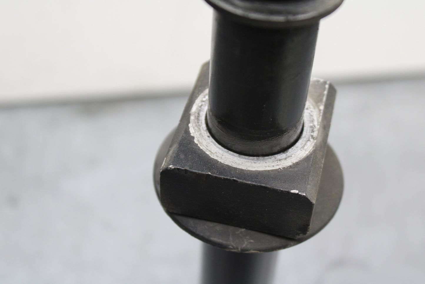 03-05 YAMAHA YZF R6  REAR AXLE BACK WHEEL RIM PIVOT BOLT AXEL BB751