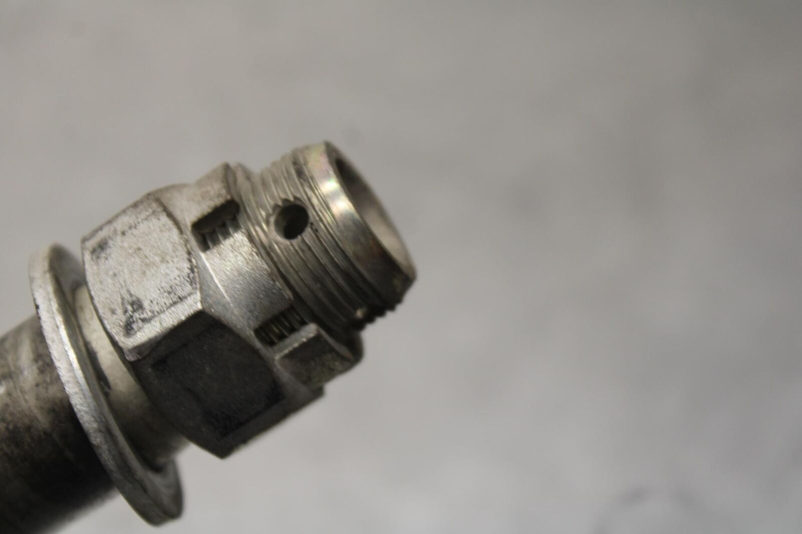 09-12 KAWASAKI NINJA ZX6R REAR AXLE WHEEL RIM PIVOT BOLT AXEL 41068-0613 BB640