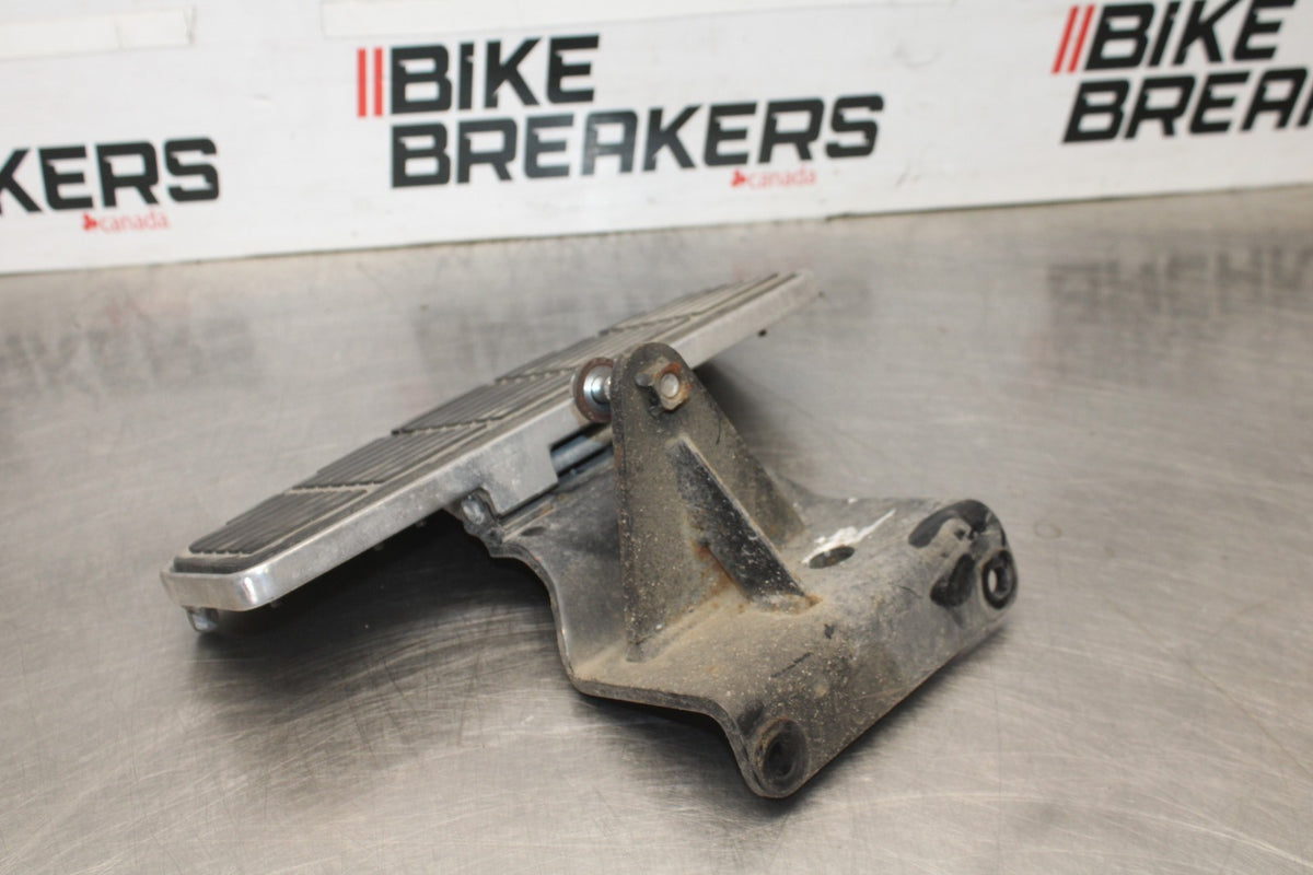 05-09 SUZUKI BOULEVARD C90 LEFT FRONT FOOT REST PEG STEP BB918