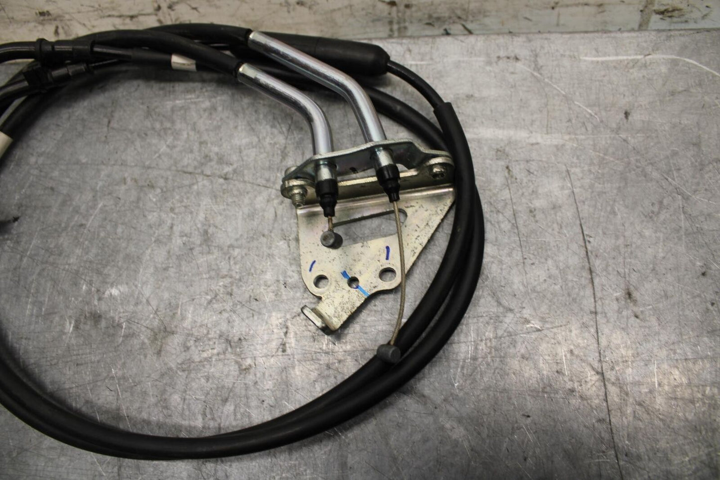 19 YAMAHA YZF R3 THROTTLE CABLES LINES BB56