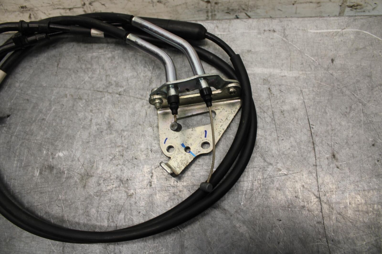 19 YAMAHA YZF R3 THROTTLE CABLES LINES BB56