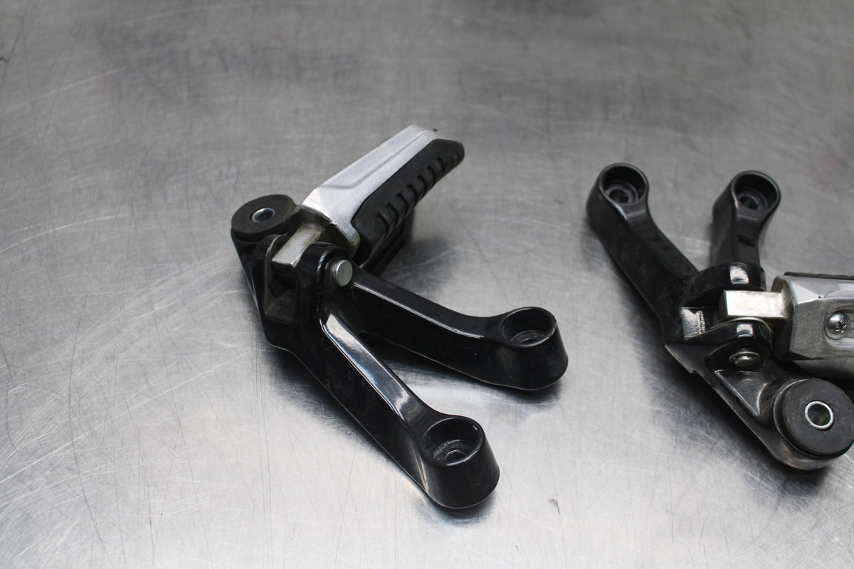 15 SUZUKI GW250F REAR BACK PASSENGER PEG SET PAIR BB789