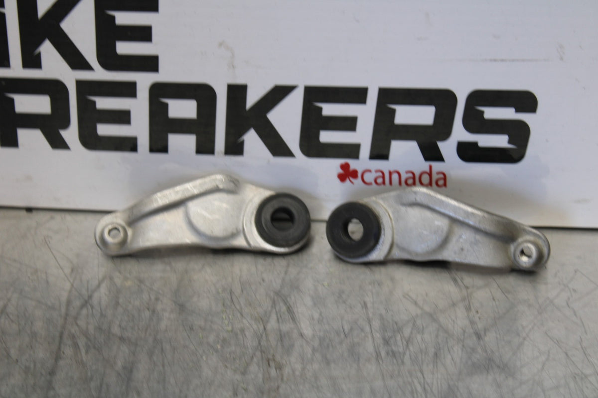 04-05 YAMAHA YZF R1 FRONT GAS TANK BRACKET SET MOUNT  BB173