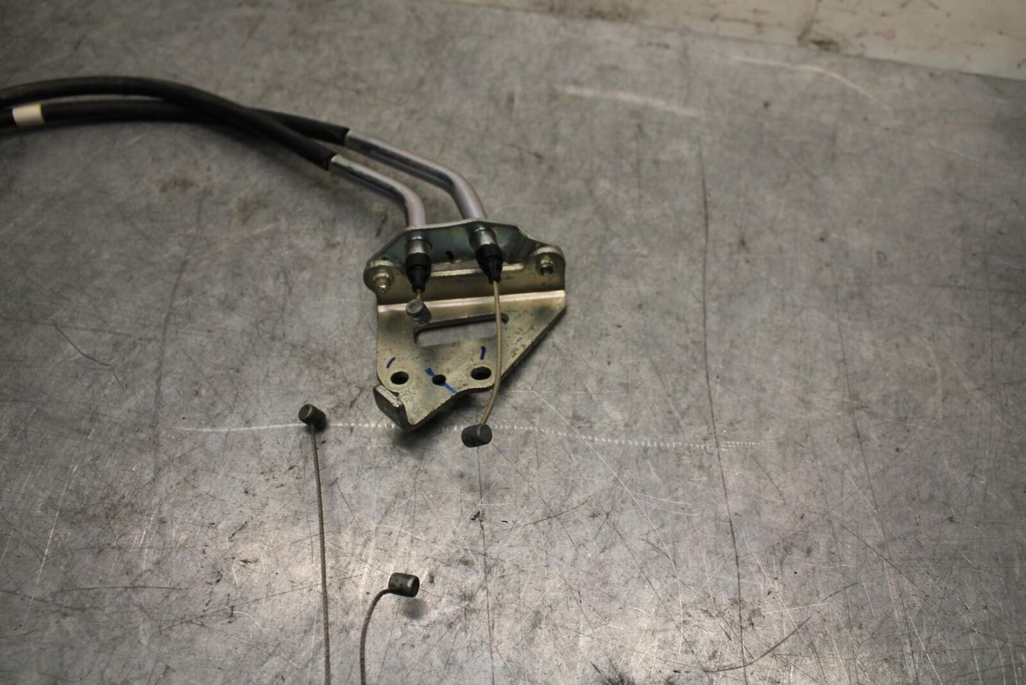 19 YAMAHA YZF R3 THROTTLE CABLES LINES BB56