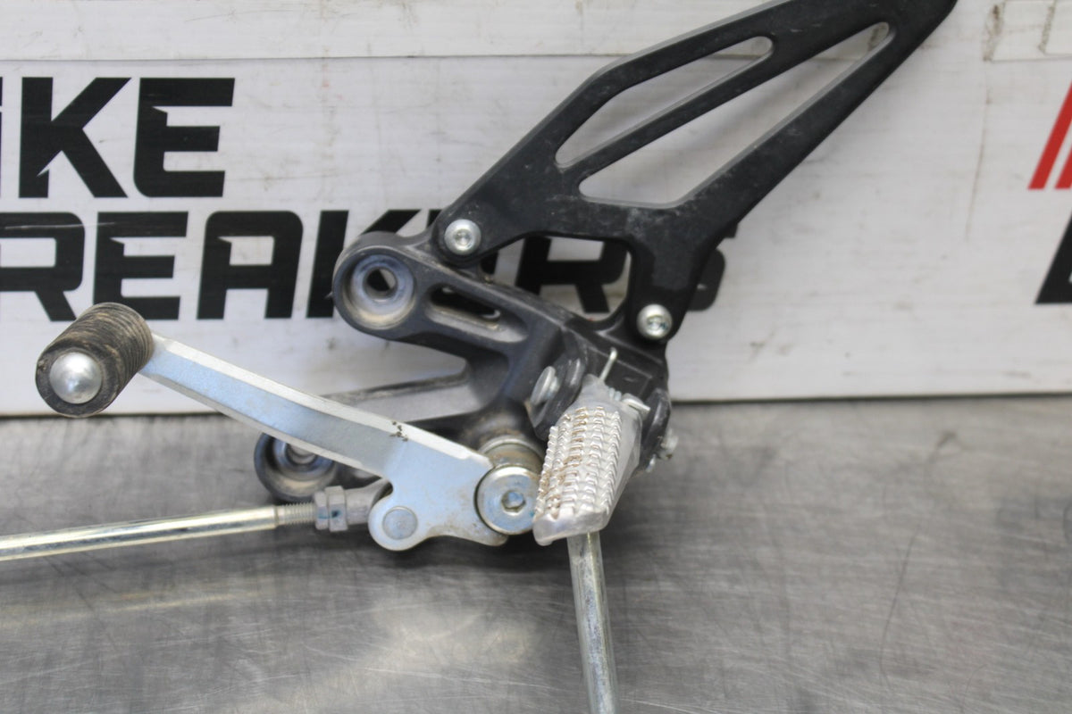 22-25 YAMAHA YZF R7 LEFT REARSET REAR SET FOOT PEG W SHIFTER BB940