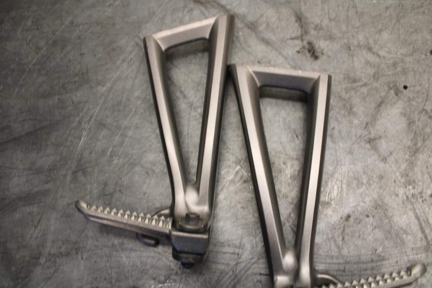 2009 Yamaha YZF R6 REAR BACK PASSENGER PEG SET PAIR 2C0-2741L-00-00 BB532