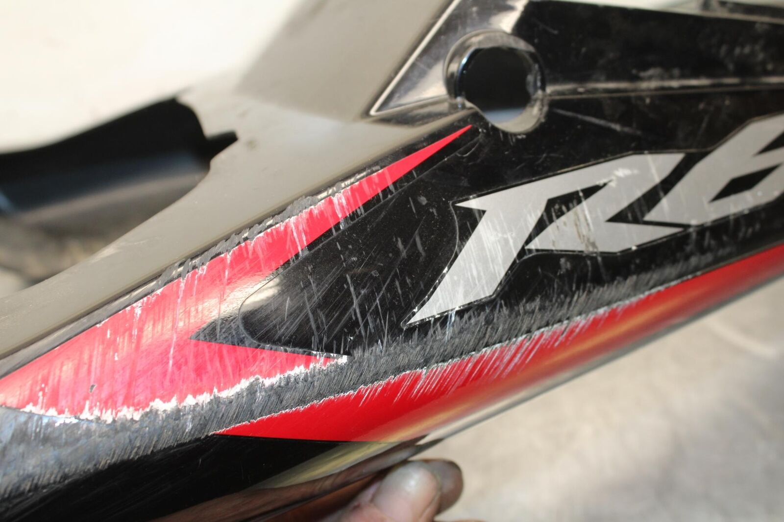 2004 Yamaha YZF R6 REAR BACK TAIL FAIRING COWL SHROUD 5SL-Y2171-80-P4 BB622