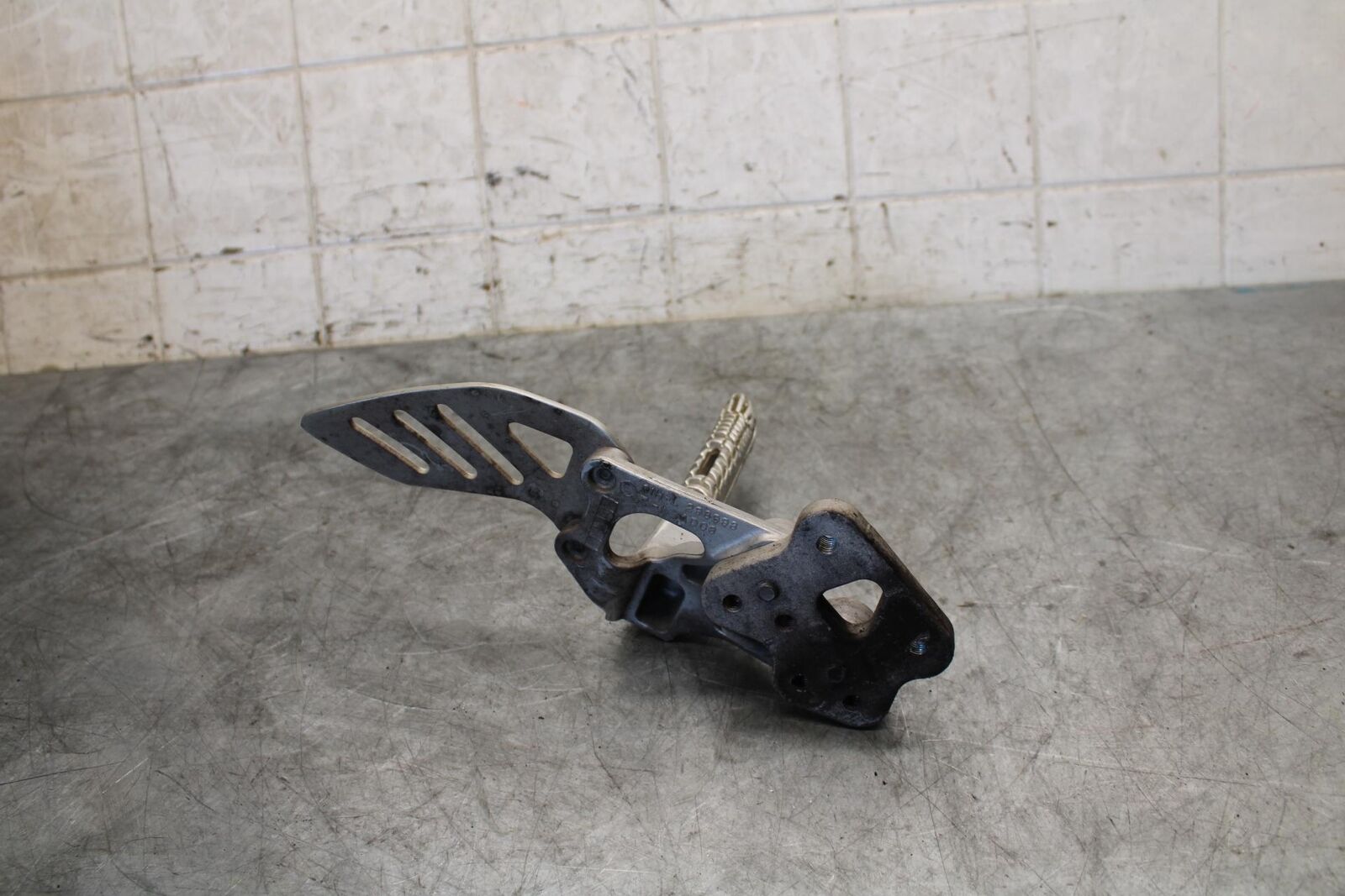 06-07 SUZUKI GSXR750 LEFT REARSET REAR SET DRIVER FOOT PEG REST STOP BB543