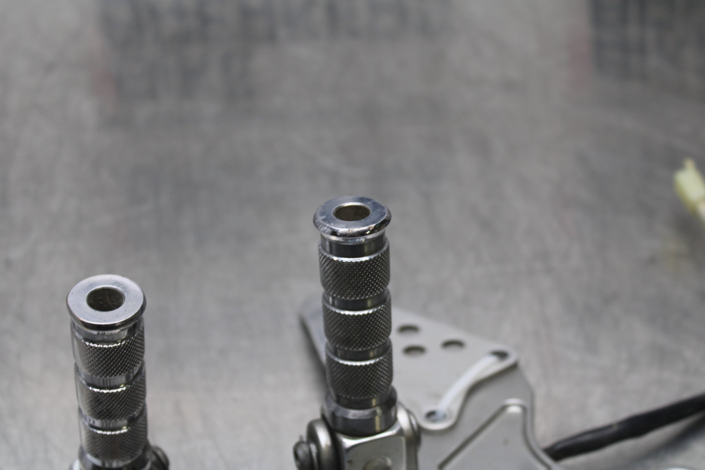 04-05 KAWASAKI NINJA ZX10R RIGHT LEFT REARSETS REAR SET DRIVER FOOT PEGS  BB163