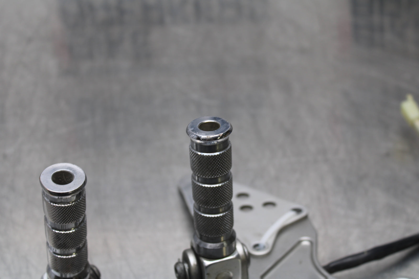 04-05 KAWASAKI NINJA ZX10R RIGHT LEFT REARSETS REAR SET DRIVER FOOT PEGS  BB163