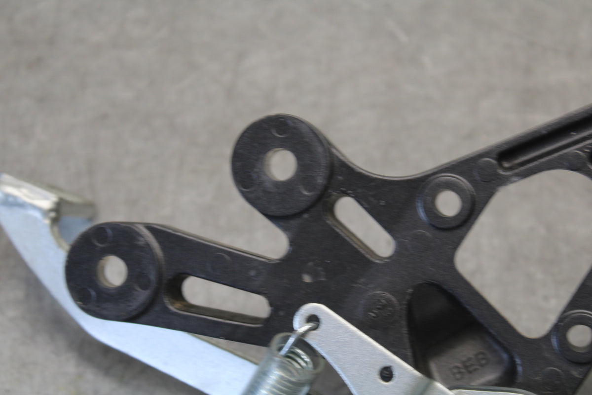 22-23 YAMAHA YZF R7 RIGHT REARSET REAR SET DRIVER FOOT PEG REST STOP BB583