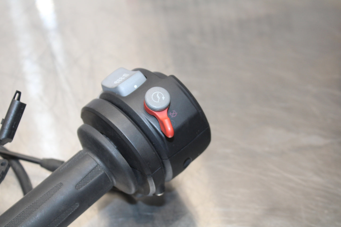 06-12 BMW F800ST THROTTLE CABLE LINE HOUSING GUIDE BB144