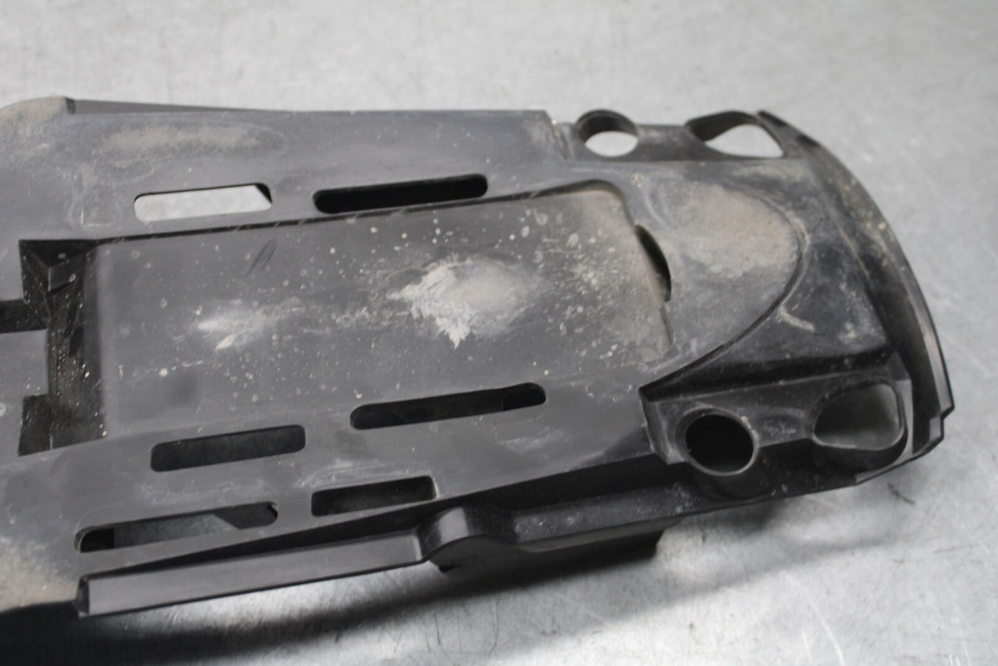 05-06 SUZUKI GSXR1000 REAR BACK TAIL UNDERTAIL BATTERY TRAY 63111-41G01 BB663