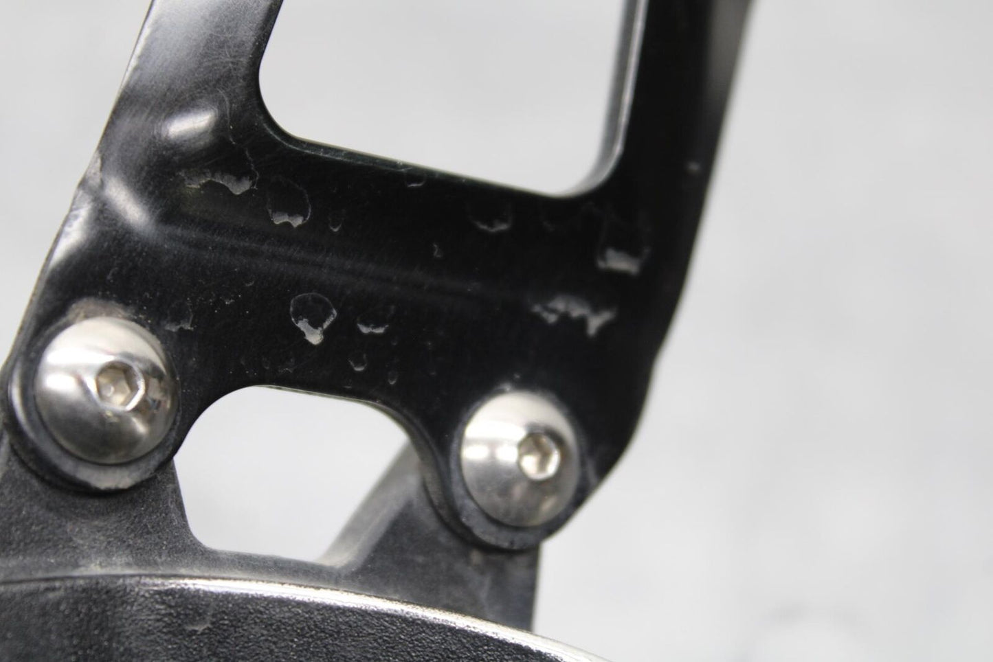 2017 Suzuki GSXR600 LEFT REARSET REAR SET DRIVER FOOT PEG 43700-14J30 BB598