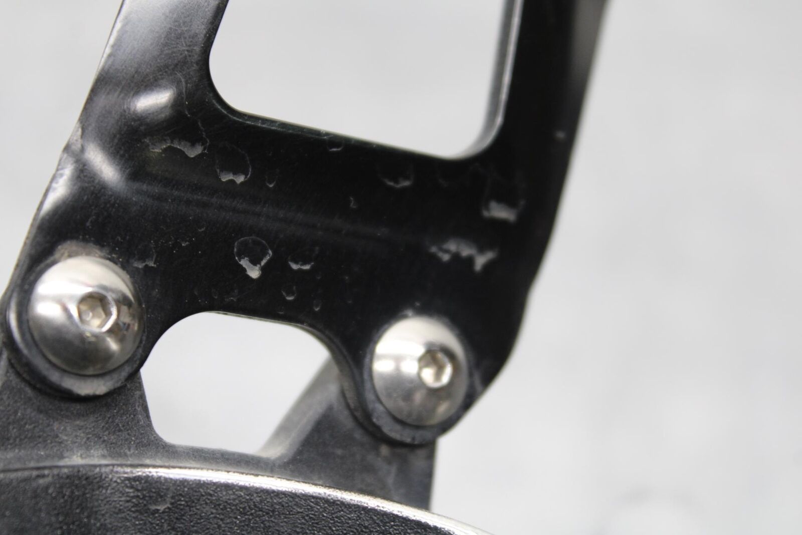2017 Suzuki GSXR600 LEFT REARSET REAR SET DRIVER FOOT PEG 43700-14J30 BB598