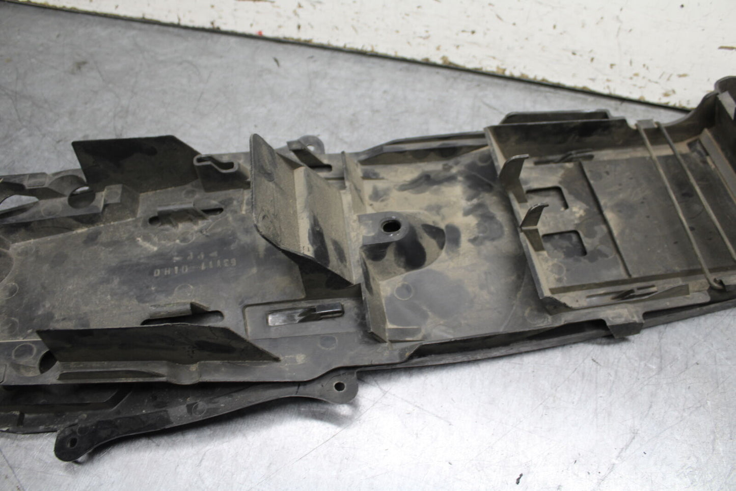 11-23 SUZUKI GSXR 750 REAR BACK TAIL UNDERTAIL BATTERY TRAY PLASTIC BB55