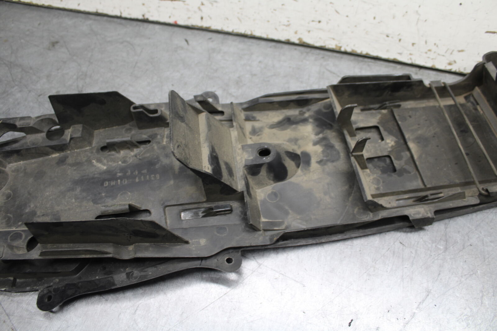 11-23 SUZUKI GSXR 750 REAR BACK TAIL UNDERTAIL BATTERY TRAY PLASTIC BB55