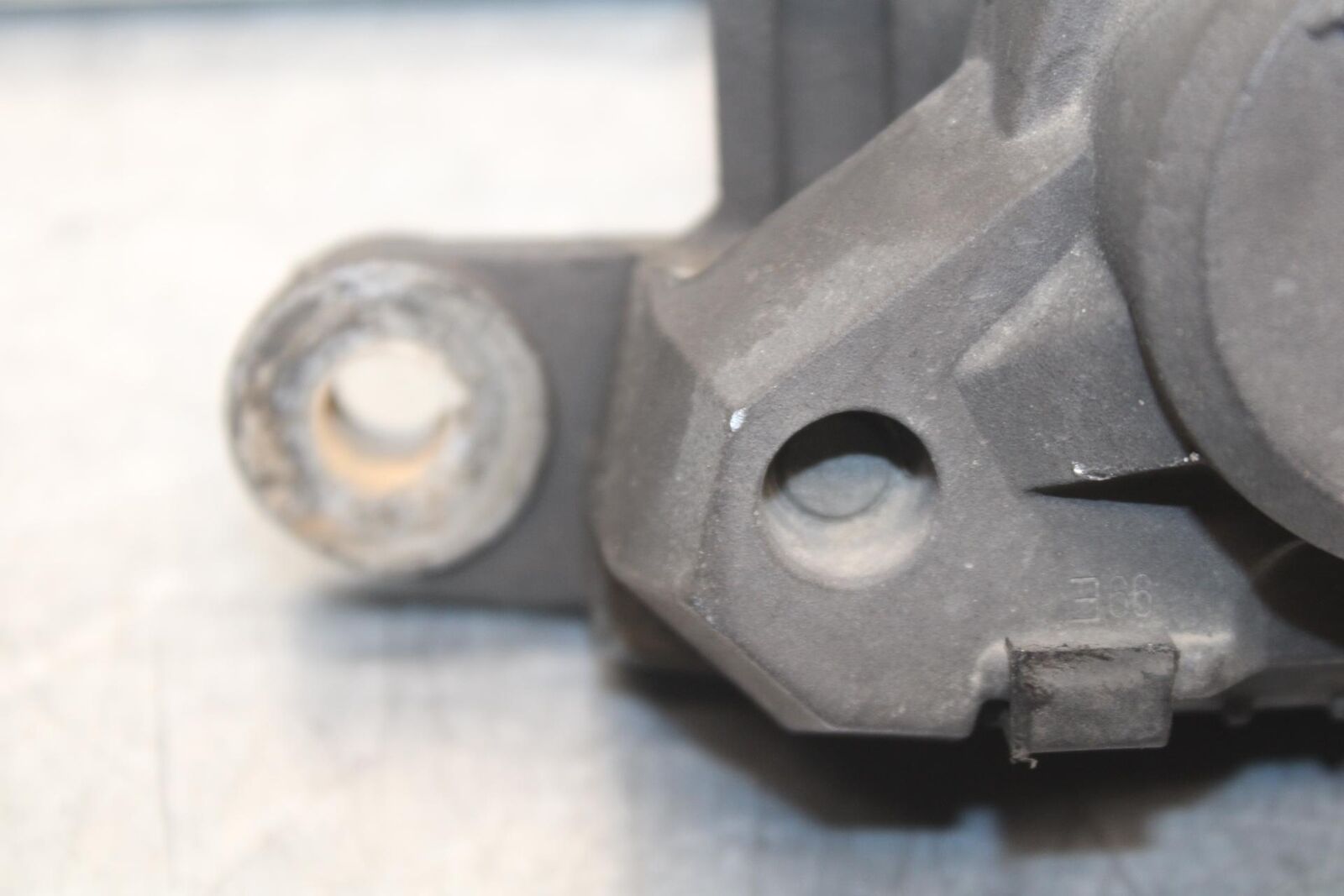 1999 Suzuki GSXR600 REAR BACK BRAKE CALIPER W MOUNT BRACKET BB608