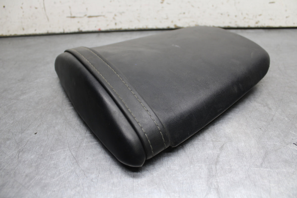 05-06 HONDA CBR600RR REAR BACK PASSENGER TANDEM SEAT PAD SADDLE PILLION BB727