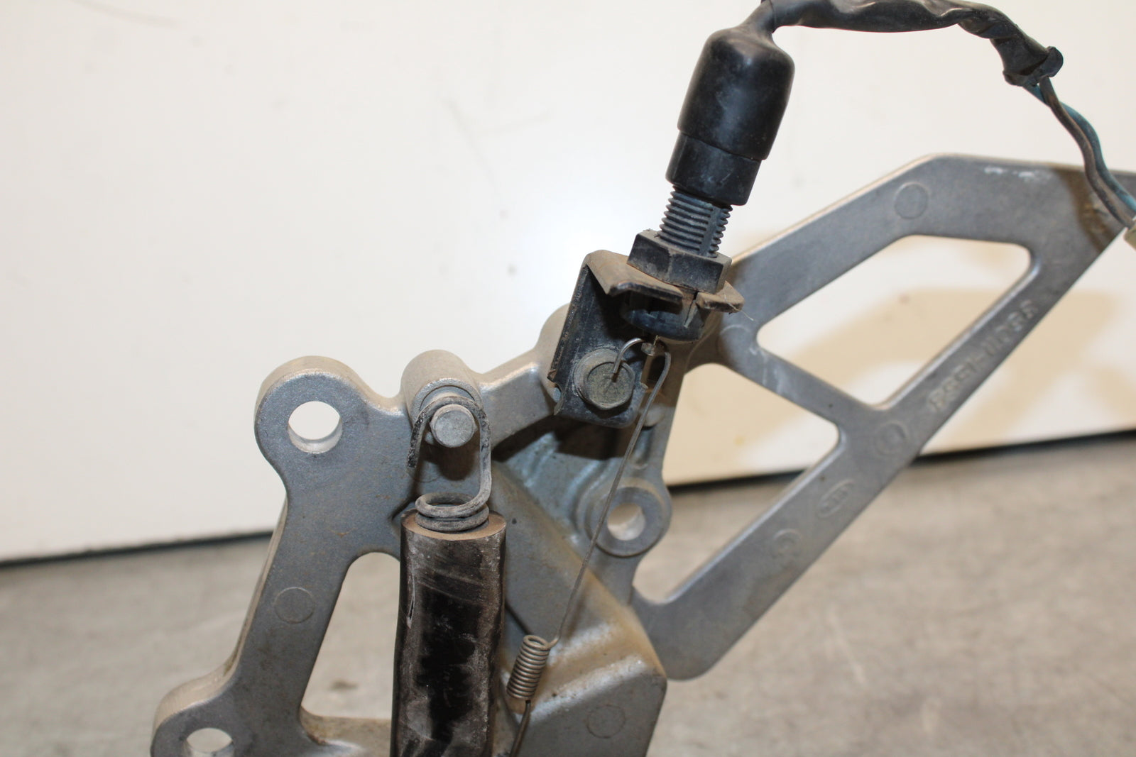 93-94 KAWASAKI NINJA ZX7R RIGHT REARSET REAR SET DRIVER FOOT PEG REST STOP BB124