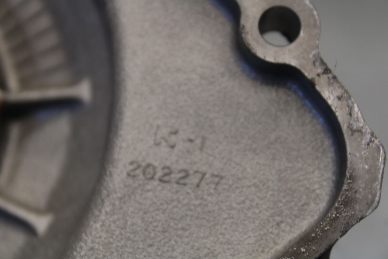 09-14 YAMAHA YZF R1 STATOR MAGNETO ALTERNATOR GENERATOR COVER BB696