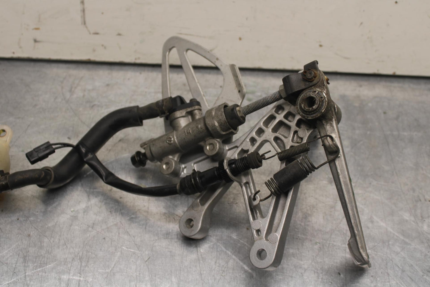 2004 Honda CBR600F4i RIGHT REARSET REAR SET DRIVER FOOT PEG REST STOP BB606