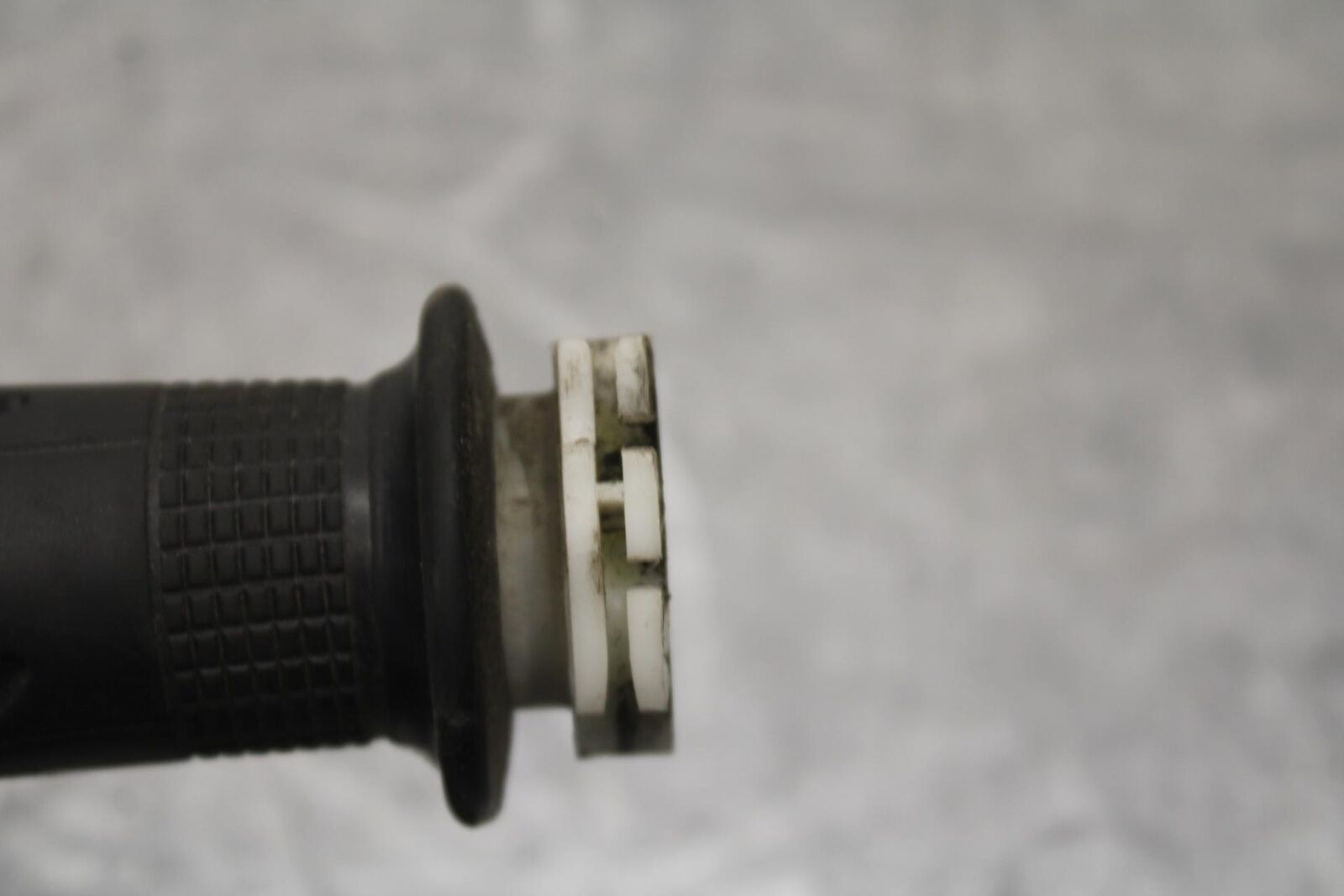 03-04 HONDA CBR600RR RIGHT THROTTLE GRIP 53140-MCF-305 BB637