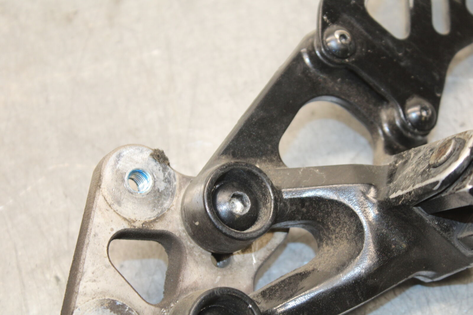 08-09 SUZUKI GSXR600 LEFT REARSET REAR SET DRIVER FOOT PEG REST STOP BB728