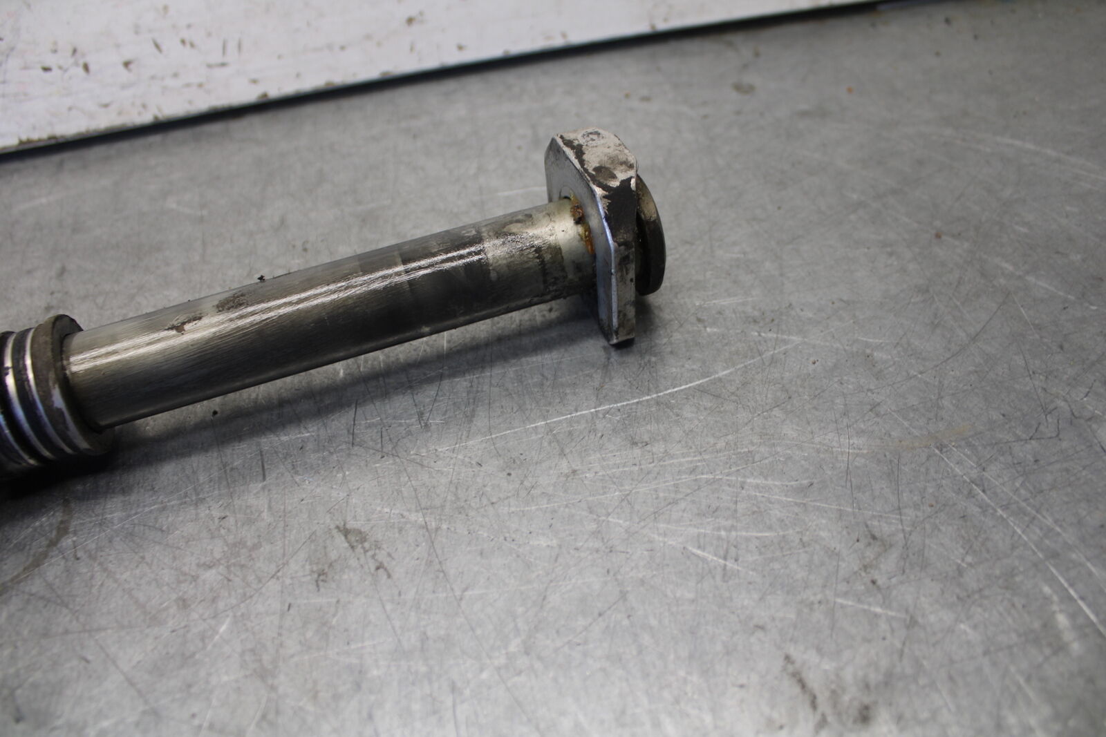 04 SUZUKI GSXR600 REAR AXLE BACK WHEEL RIM PIVOT BOLT AXEL 64711-33E10  BB676
