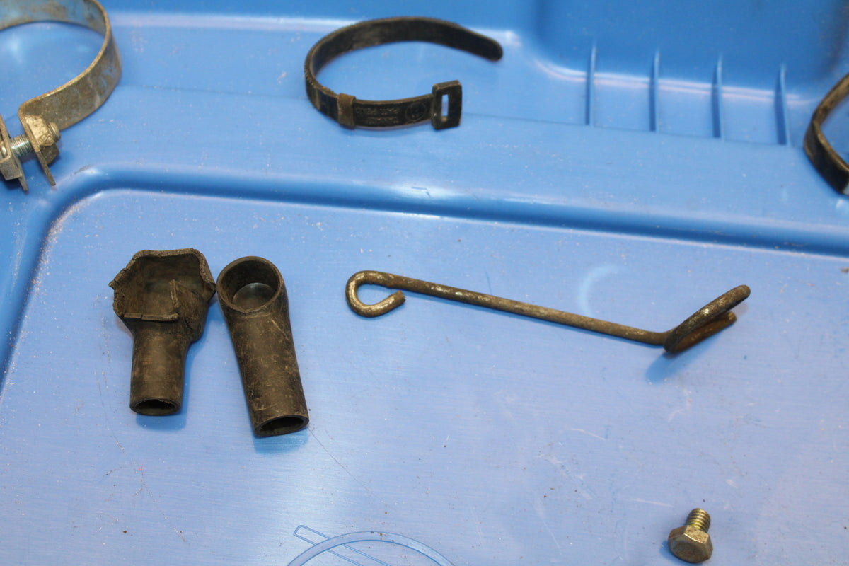 78 SUZUKI GS550E MOUNTING BOLTS HARDWARE MOTOR SCREWS BB133