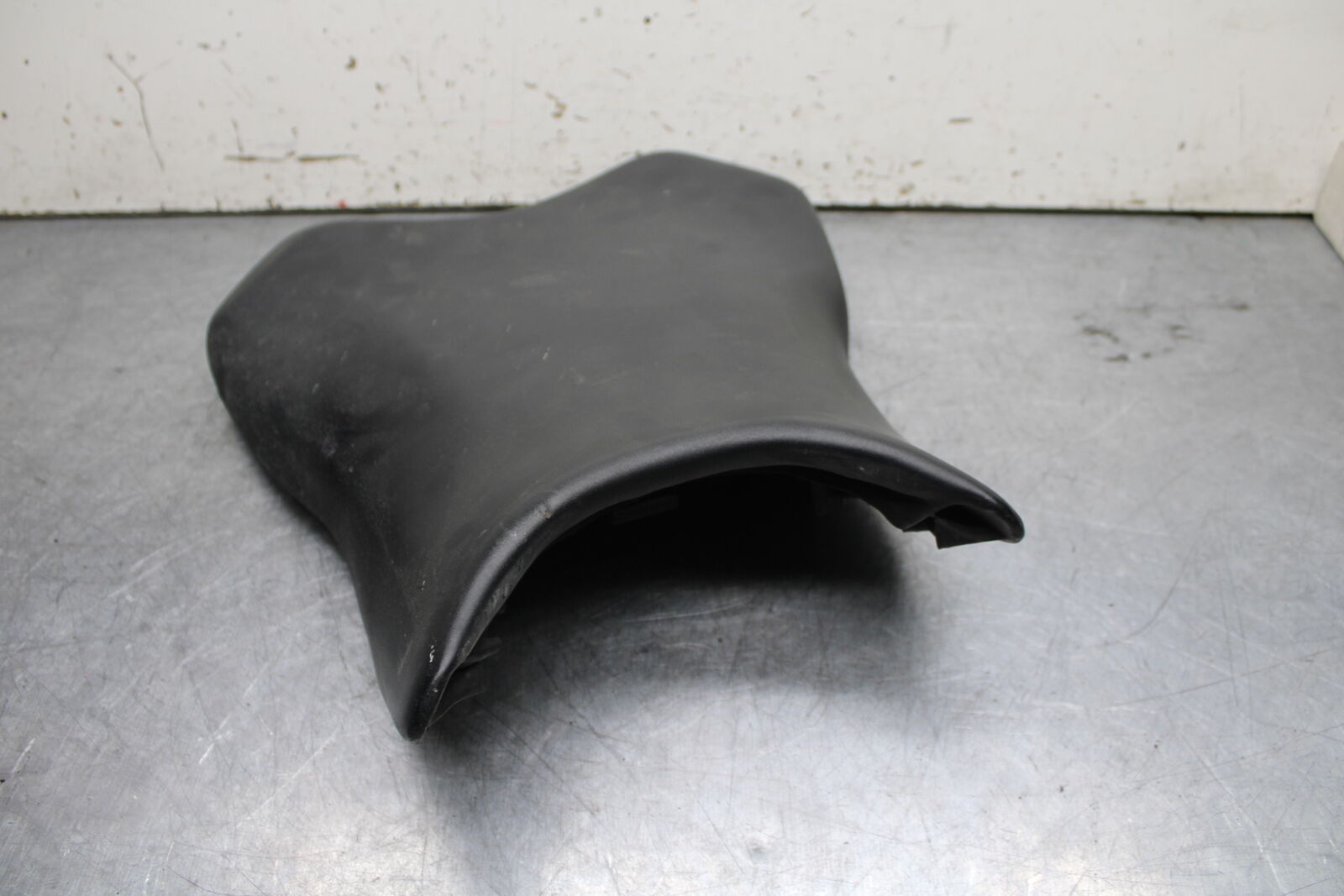 06 YAMAHA YZF R6 FRONT DRIVERS SEAT PAD SADDLE PILLION 2C0-24710-00-00 BB716