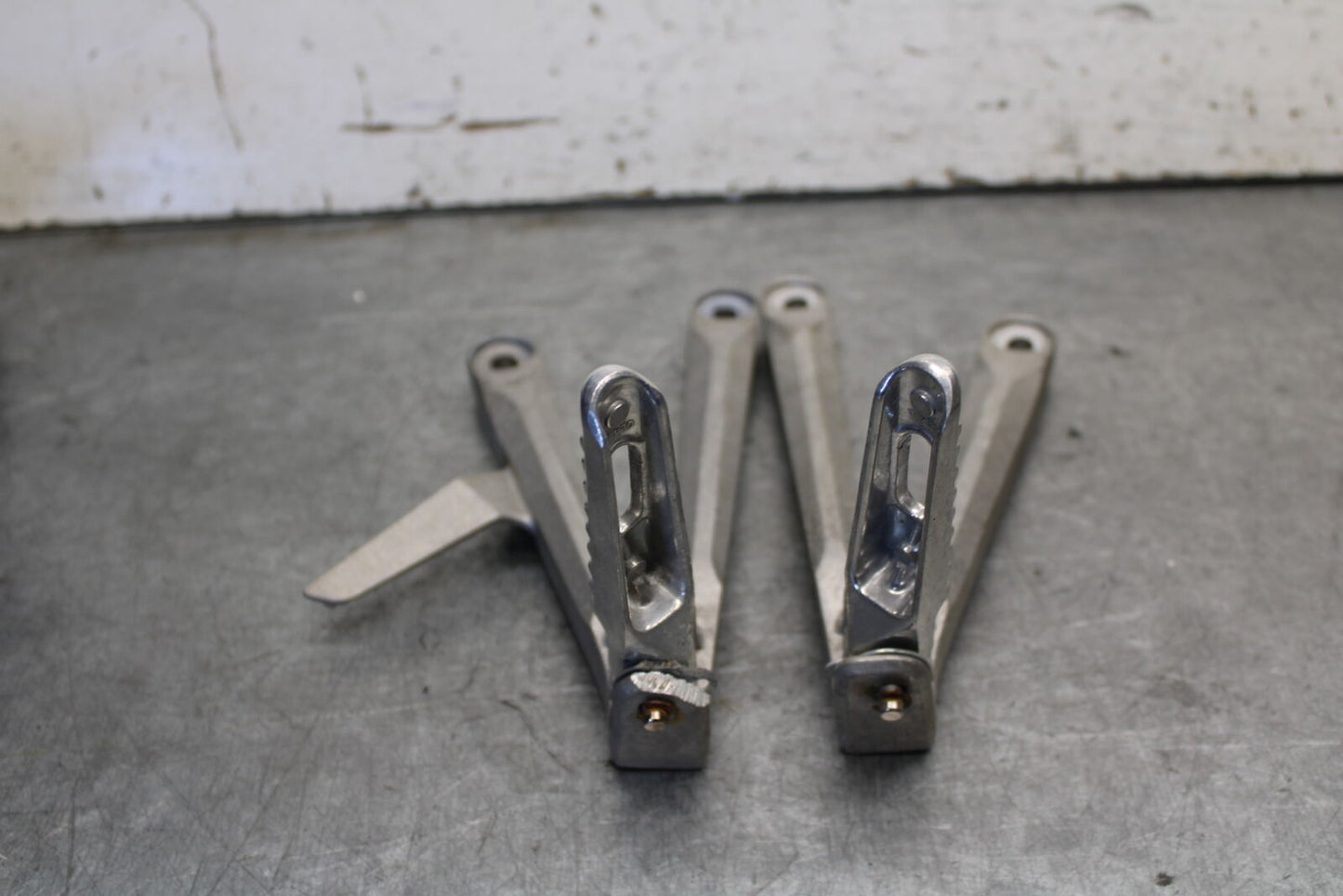 05-06 HONDA CBR600RR REAR BACK PASSENGER PEG SET PAIR  BB689