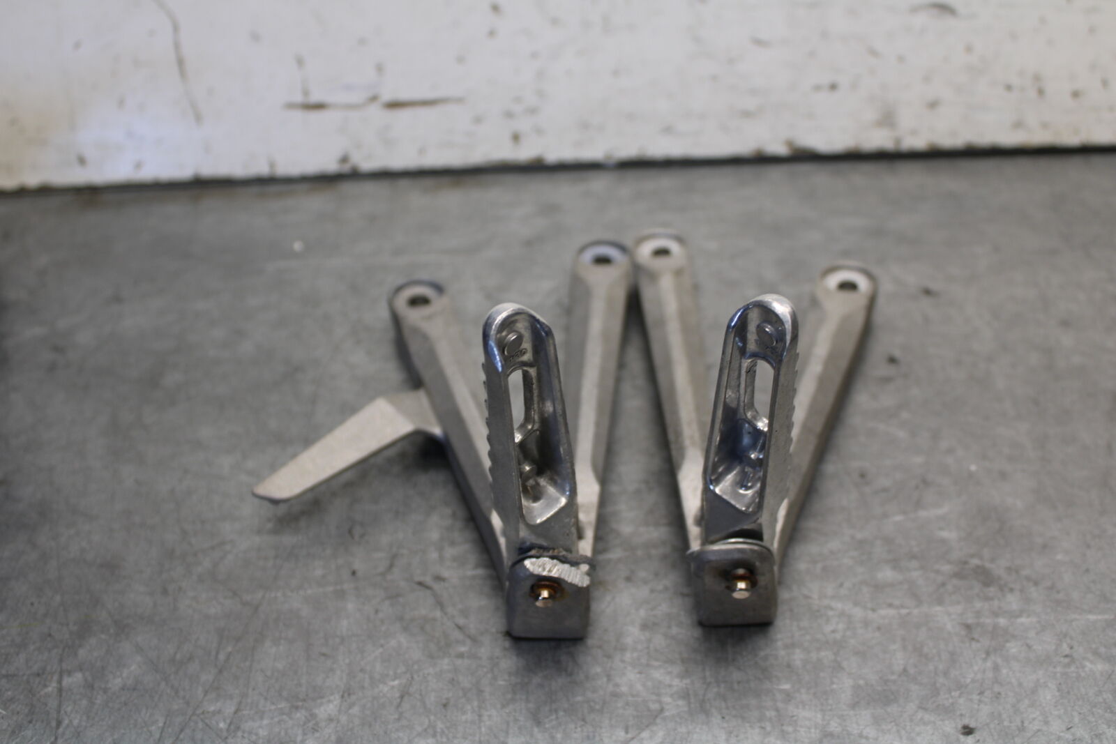 05-06 HONDA CBR600RR REAR BACK PASSENGER PEG SET PAIR  BB689